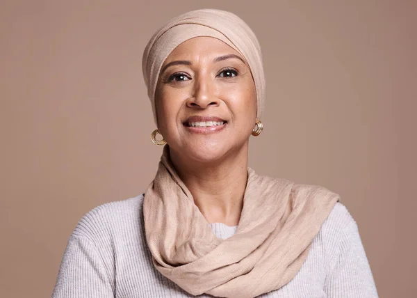 穆斯林 头巾和Arab 女人在工作室的美丽 宗教和幸福化妆品 化妆和时尚的褐色背景 一个带着光泽的护肤微笑的女性的人脸肖像 — 图库照片
