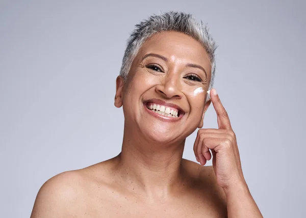 Cuidado Piel Crema Facial Mujer Mayor Negro Aislado Sobre Fondo — Foto de Stock