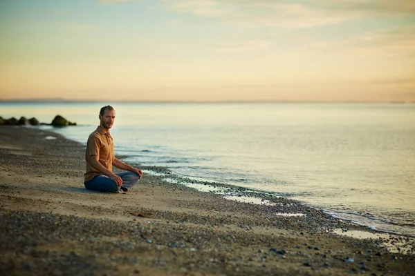 Joga Leczy Duszę Mężczyzna Siedzący Pozycji Lotosu Podczas Jogi Plaży — Zdjęcie stockowe