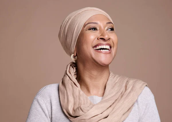 Feliz Sorriso Mulher Hijab Com Fundo Estúdio Beleza Natural Cuidados — Fotografia de Stock