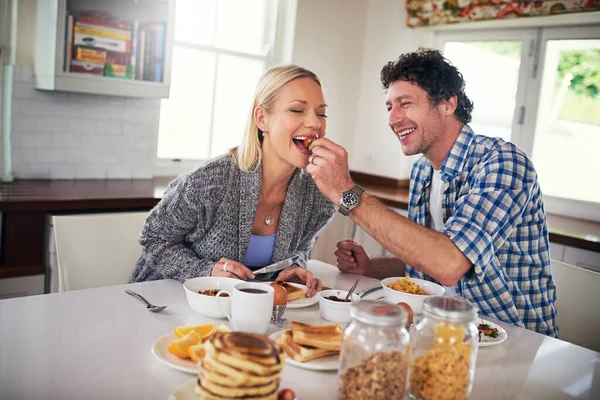 Empezar Bien Día Juntos Una Feliz Pareja Desayunando Juntos Cocina —  Fotos de Stock