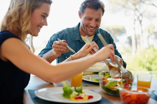 Lunchtime Couple Enjoying Meal Together Home — Stock Photo, Image