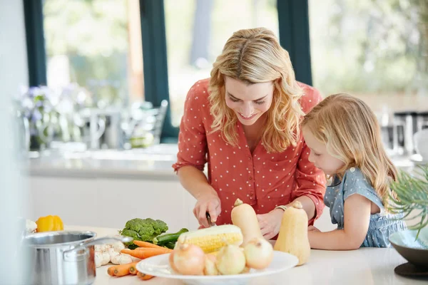 新鮮な食材のみが使用できます 家で一緒に食事をする母親と娘 — ストック写真