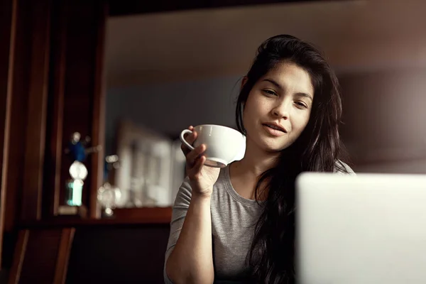 Zaczyna Weekend Technologii Herbaty Uśmiechnięta Młoda Kobieta Korzystająca Laptopa Podczas — Zdjęcie stockowe