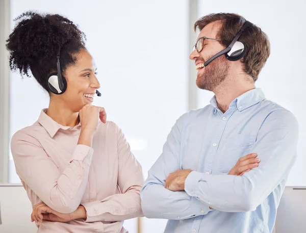 Call Center Férfi Headset Van Beszélgetés Beszélgetés Beszélgetés Mosollyal Boldog — Stock Fotó