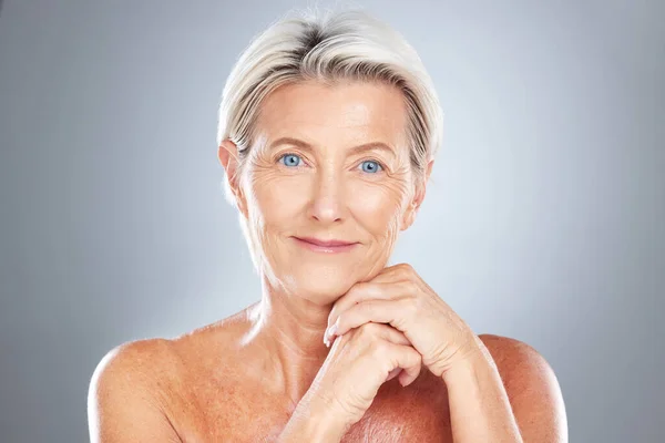老年女性与肌肤护理 美容美感与美容美感在灰色工作室的背景模型中呈现抗衰老效果 老年女性模特对皮肤健康 面部和面部保健感到满意 — 图库照片