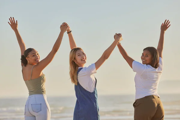 Счастливы Девушки Подруги Держащиеся Руки Пляже Женщинами Отпуске Свободе Путешествиях — стоковое фото