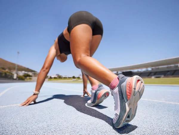 一个即将在室外田径运动跑道上开始跑步的运动员的女人 跑步者和健康 运动和锻炼的动力 训练和跑步运动 健康的生活和强烈的有氧运动 — 图库照片