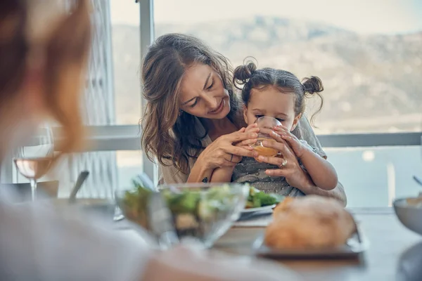 Anne Öğle Yemeğinde Bebek Ailesiyle Birlikte Yemek Masasında Deniz Kenarında — Stok fotoğraf