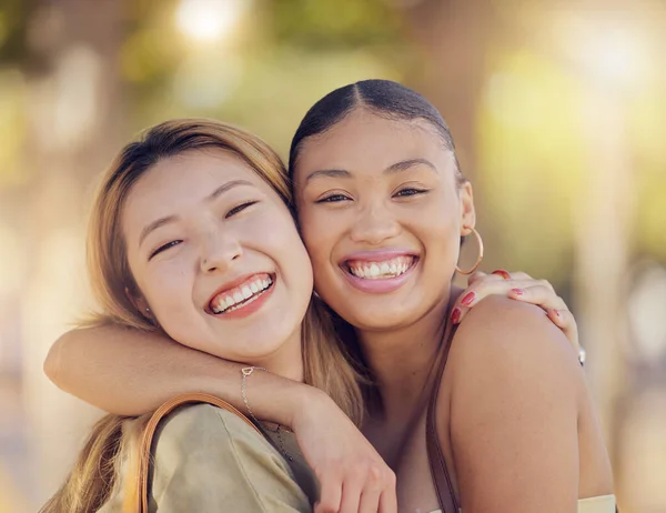 アジア 女性の友人や夏に抱擁 抱擁と笑顔で屋外の日差しの中で幸せな肖像画 幸せの多様性 最高の友人と一緒にジャカルタでの休暇にメトロでの幸福と幸せ — ストック写真