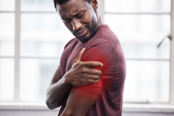 Hombre Dolor Hombro Inflamación Del Ejercicio Deportivo Atleta Afroamericano Frustrado —  Fotos de Stock