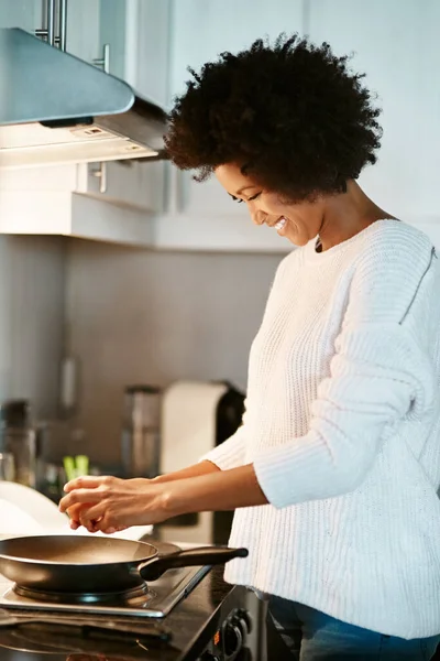 Having Protein Boost Breakfast Happy Young Woman Cooking Fried Egg — Stock Photo, Image