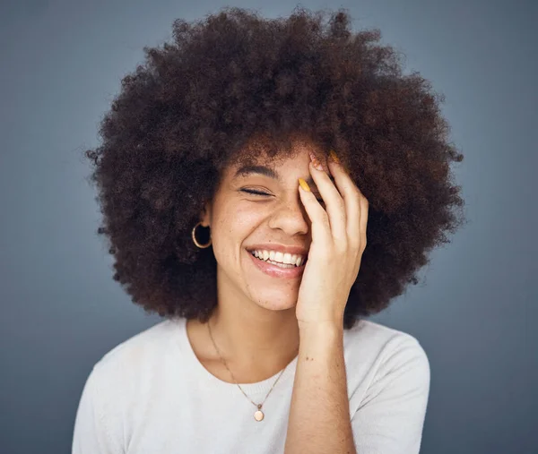 Komik Mutlu Siyah Bir Kadın Hafızasına Komedisine Modasına Gülümseyen Gri — Stok fotoğraf