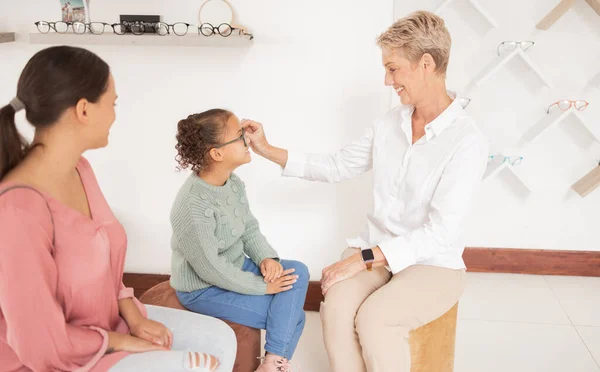 Matka Dziecko Szczęśliwy Optometrysta Okularami Badaniu Badanie Wzroku Lub Konsultacji — Zdjęcie stockowe