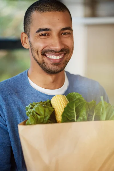 Sağlıklı Yaşa Mutlu Yaşa Elinde Sağlıklı Sebzelerle Dolu Bir Çanta — Stok fotoğraf