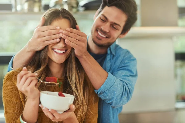 Wonder Who Could Affectionate Young Man Covering His Girlfriends Eyes — Stock Photo, Image