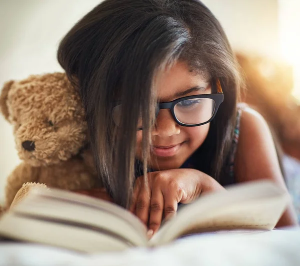 Тедді Ось Тут Стає Цікаво Мила Дівчинка Читає Книжку Своїй — стокове фото