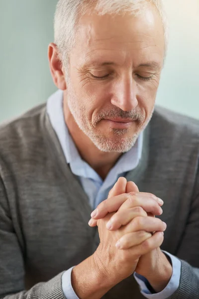 Yukarıdan Rehberlik Isteniyor Olgun Bir Işadamı Ofisinde Otururken Dua Eder — Stok fotoğraf