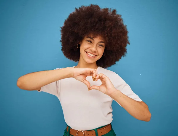 Herzzeichen Emoji Hände Und Afro Mädchen Auf Blauem Hintergrund — Stockfoto