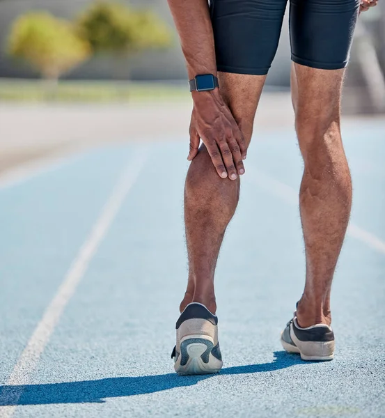 Lesão Nas Pernas Para Homem Correndo Pista Para Treino Cardio — Fotografia de Stock