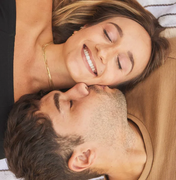 Pareja Beso Sonrisa Con Amor Cuidado Los Gastos Generales Románticos —  Fotos de Stock