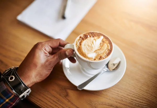 Tökéletesre Főzve Egy Azonosítatlan Férfi Kávézik Egy Kávézóban — Stock Fotó