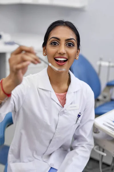 Otwórz Szeroko Portret Młodej Dentystki Trzymającej Instrument Chirurgiczny — Zdjęcie stockowe
