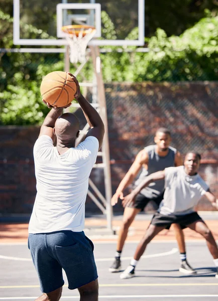 运动和运动员在城市室外场地的比赛或训练中得分 篮球场上的得分 进球和男子打篮球 练球或做冠军赛练习 — 图库照片