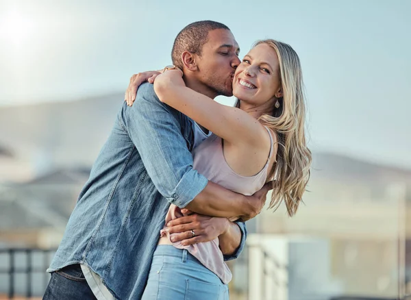 Interracial Férfi Szeretet Csók Kívül Érzés Boldog Szerelem Gondoskodó Városban — Stock Fotó