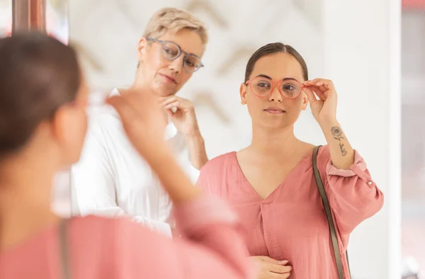Óculos Compra Verificação Espelho Uma Mulher Assistente Loja Uma Clínica — Fotografia de Stock