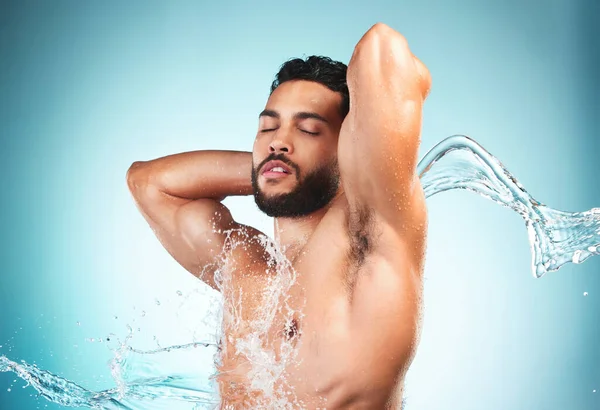 Krása Sprcha Voda Pánským Modelem Studiu Modrém Pozadí Pro Hygienu — Stock fotografie