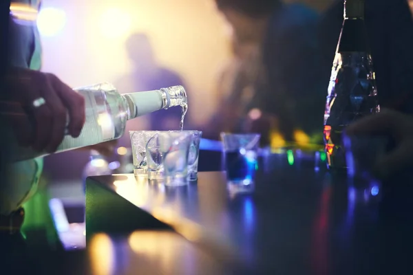 Vloeibaar Geluk Een Onidentificeerbare Barman Die Schoten Uitgiet Een Nachtclub — Stockfoto