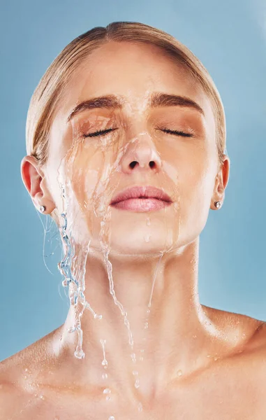 Вода Кожа Лицо Женщины Всплеском Очистки Лечения Ухода Синем Фоне — стоковое фото