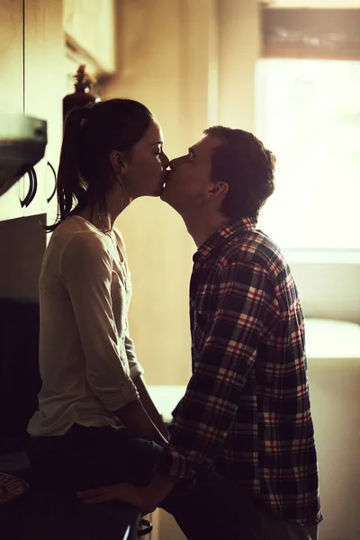Podia Beijar Lábios Dia Todo Jovem Casal Afetuoso Compartilhando Beijo — Fotografia de Stock