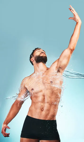 Homem Muscular Respingo Água Chuveiro Para Cuidados Com Pele Limpo — Fotografia de Stock