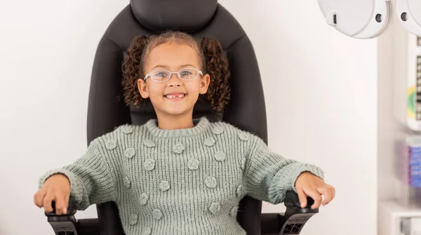 Lány Gyermek Szemüveg Mosoly Portréban Optikus Irodában Klinikán Vagy Kórházban — Stock Fotó