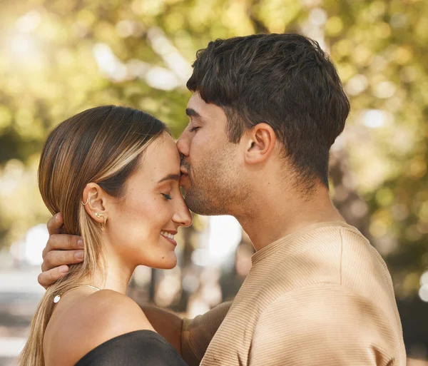 Pocałunek Miłość Romans Parą Nawiązującą Więzi Świeżym Powietrzu Podczas Randki — Zdjęcie stockowe