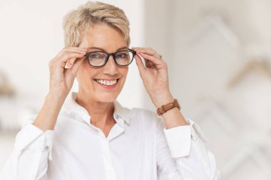 Gözlük, görüş ve optometri, gözlükçü kadın müşteriyle yeni çerçeve gözlüğü almak için alışverişe çıktı. Bir optometriste reçeteli lens alan bir kadın tüketiciyle portre, gözlük ve perakende..