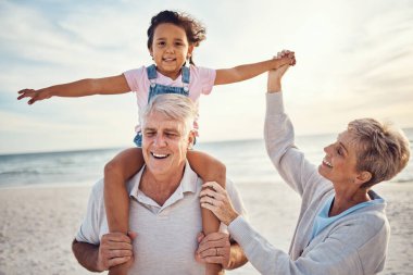 Plaj, aile ve büyükbabalar, Avustralya 'da torunlarıyla birlikte tatil eğlencesi için sırt sırta vermişler. Yaz, okyanus ve tatil öğleden sonra mutlu büyük anne, büyükbaba ve küçük çocukla