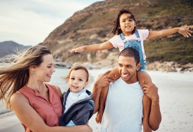 Mutlu aile, sahil ve aileleri doğada olan çocuklar, okyanus boyunca yürürken eğlenmek ve kaynaşmak. Aşk, mutlu ve ırklar arası anne, baba ve çocuklar özgürlüğün, kaliteli zamanın ve deniz yolculuğunun tadını çıkarın..