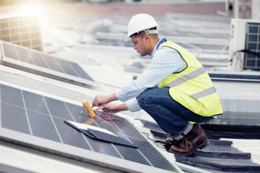 Güneş paneli, mühendis ve elektrikçi açık çatı inşaatında çalışıyor, yenileniyor ve bakım yapılıyor. Güneş enerjisi, yenilenebilir enerji ve mühendislik işçisi veya teknisyen güneş panellerini tamir eder.
