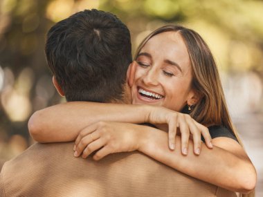 Aşk, sarılma ve parkta, doğa ya da açık havada, randevuda, tatilde ya da tatilde bir çift. Mutlu, gülümseyen, sarılan, sarılan, sarılan ya da kaynaşan bir kadınla bir arada vakit geçirmenin keyfini çıkaran bir adam..