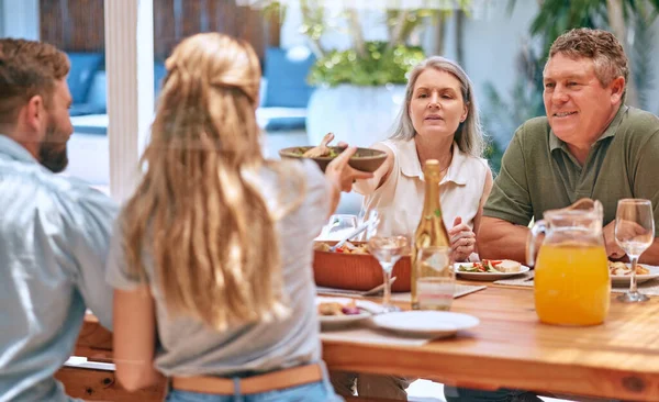 Familj Mat Och Äta Människor Med Champagne Lunch Och Uteplats — Stockfoto