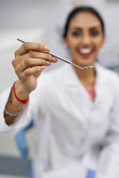 Regardons Près Portrait Une Jeune Dentiste Tenant Instrument Chirurgical — Photo