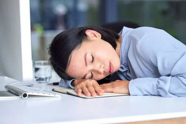 Burnout Fatiguée Femme Affaires Dormant Sur Bureau Dans Son Bureau — Photo