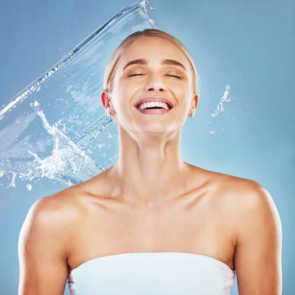 Acqua Bellezza Pulizia Con Una Modella Donna Studio Sfondo Blu — Foto Stock