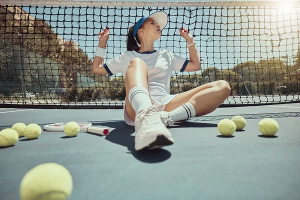 Kvinna Koppla Och Tennisbana Nät Med Tennisboll Mark Och Vila — Stockfoto