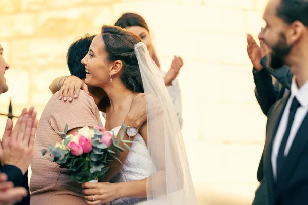 Esküvő Házasság Menyasszony Ölelés Családi Vendégek Egy Mosollyal Miközben Hagyja — Stock Fotó