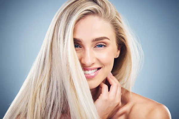 Догляд Волоссям Усмішка Обличчя Жінки Красою Щасливим Природним Гримом Синьому — стокове фото