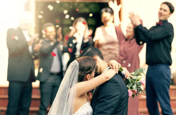 Menyasszony Vőlegény Csók Esküvői Ünnepségen Tapssal Család Barátok Vagy Vendégek — Stock Fotó